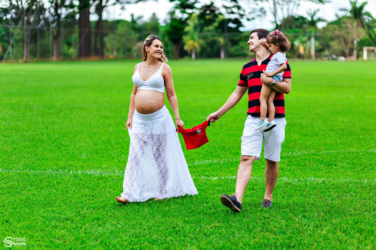 ensaio de gestante com uniforme de time do coração 