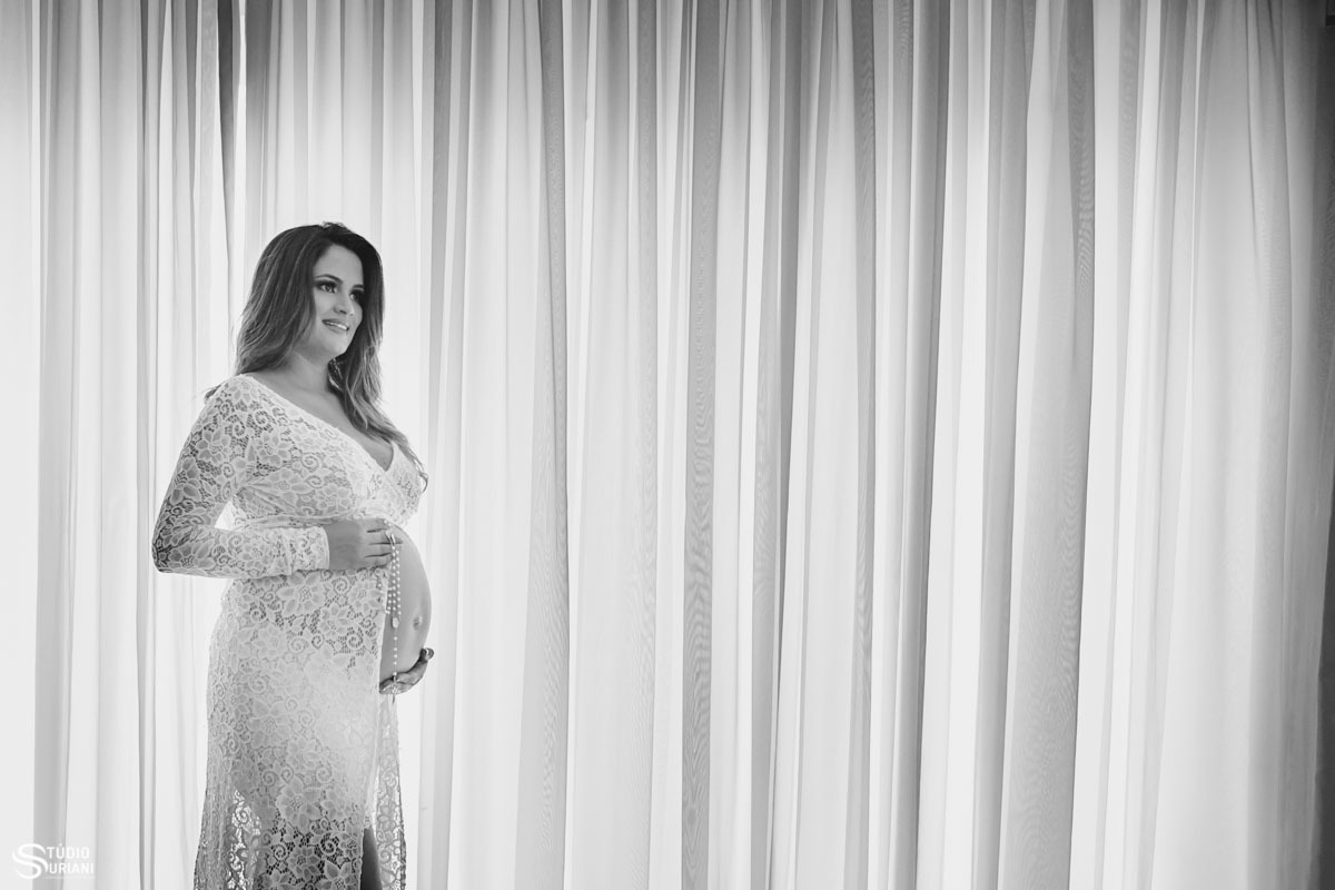 Ensaio gestante casa com cortina