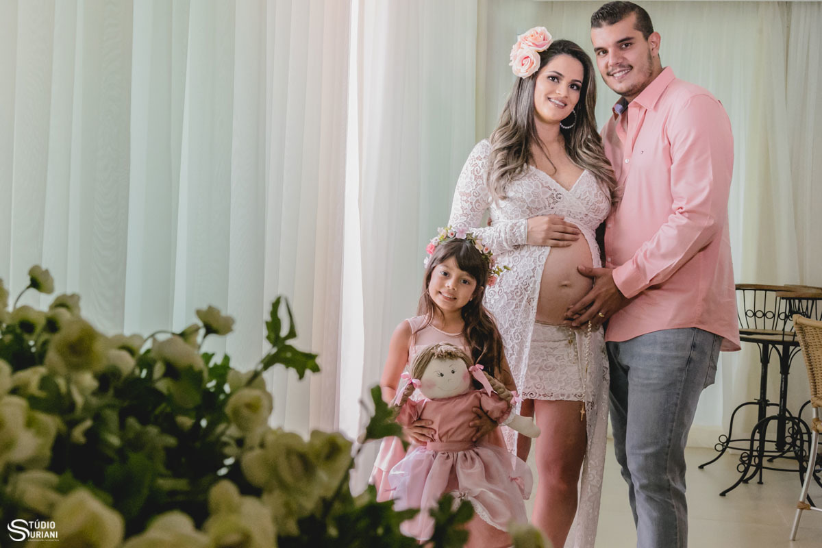 Ensaio de família em casa com família e boneca de pano