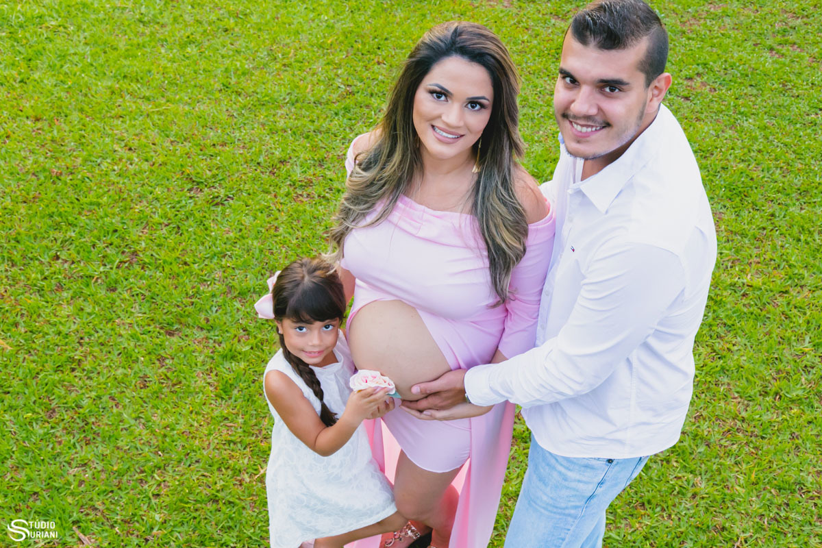 Ensaio de gestante com flor rosa