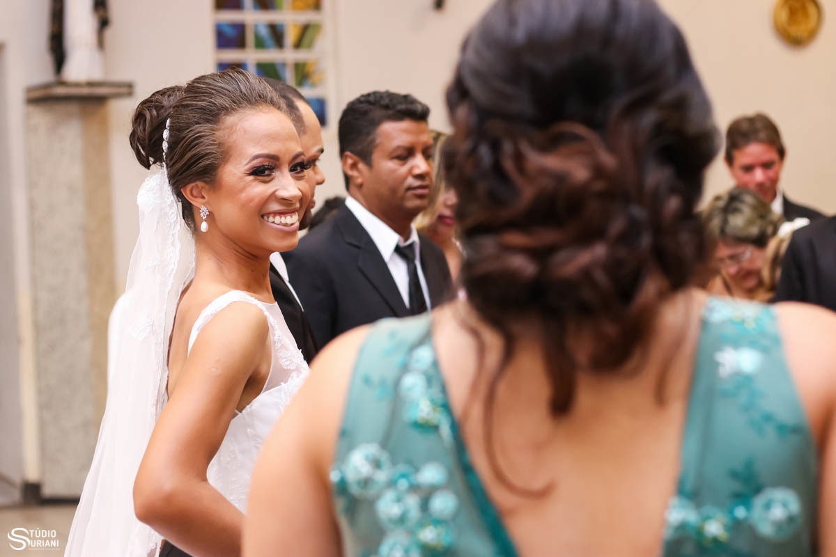 Noiva olhado para melhor amiga 