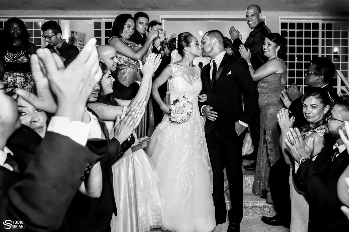 beijo nas escadas da igreja 