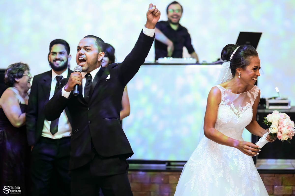 Noivo muito feliz fazendo discurso na recepção da festa 