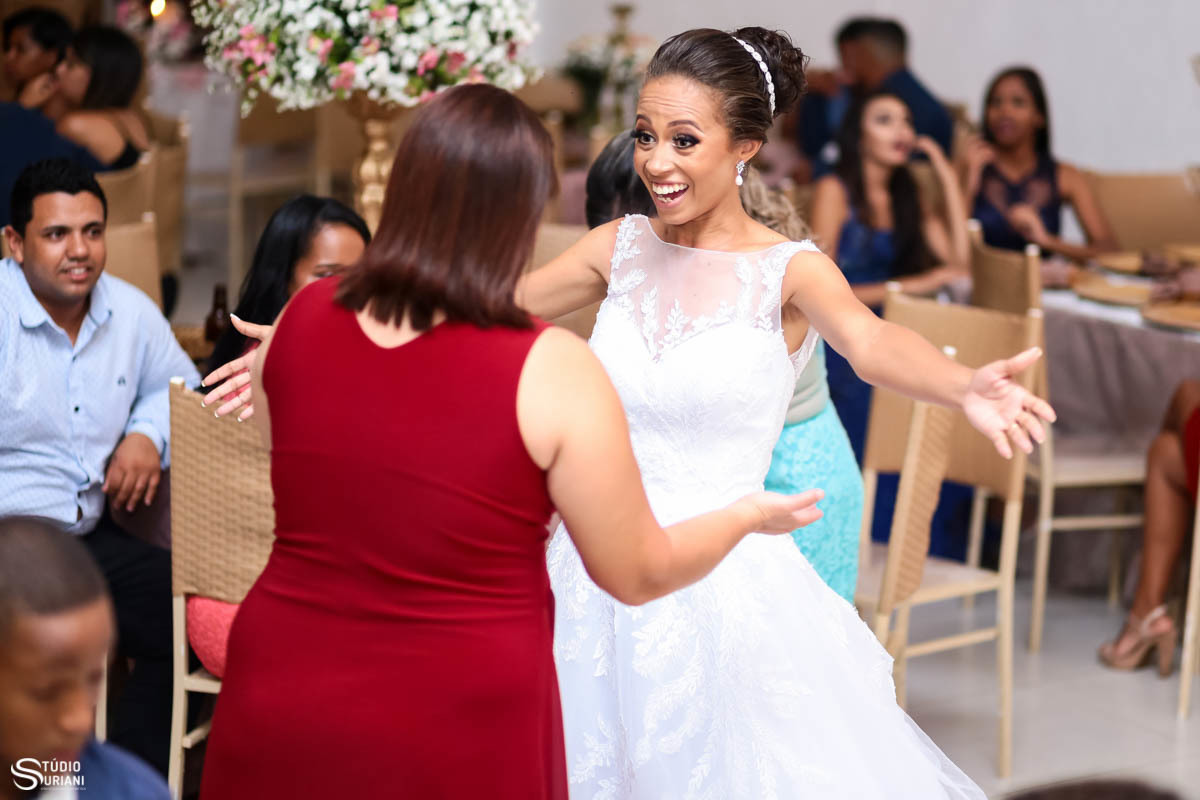 NOiva abraçando a tia 