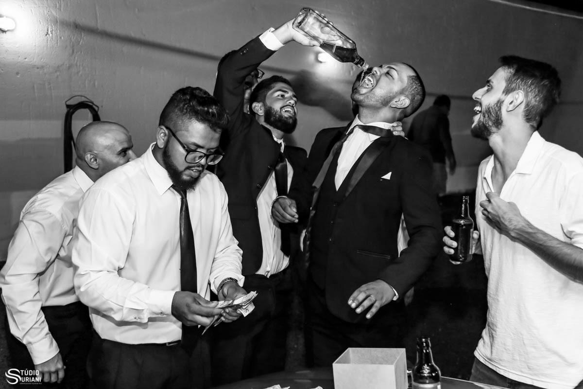 NOivo tomando muito cachaça na gravata