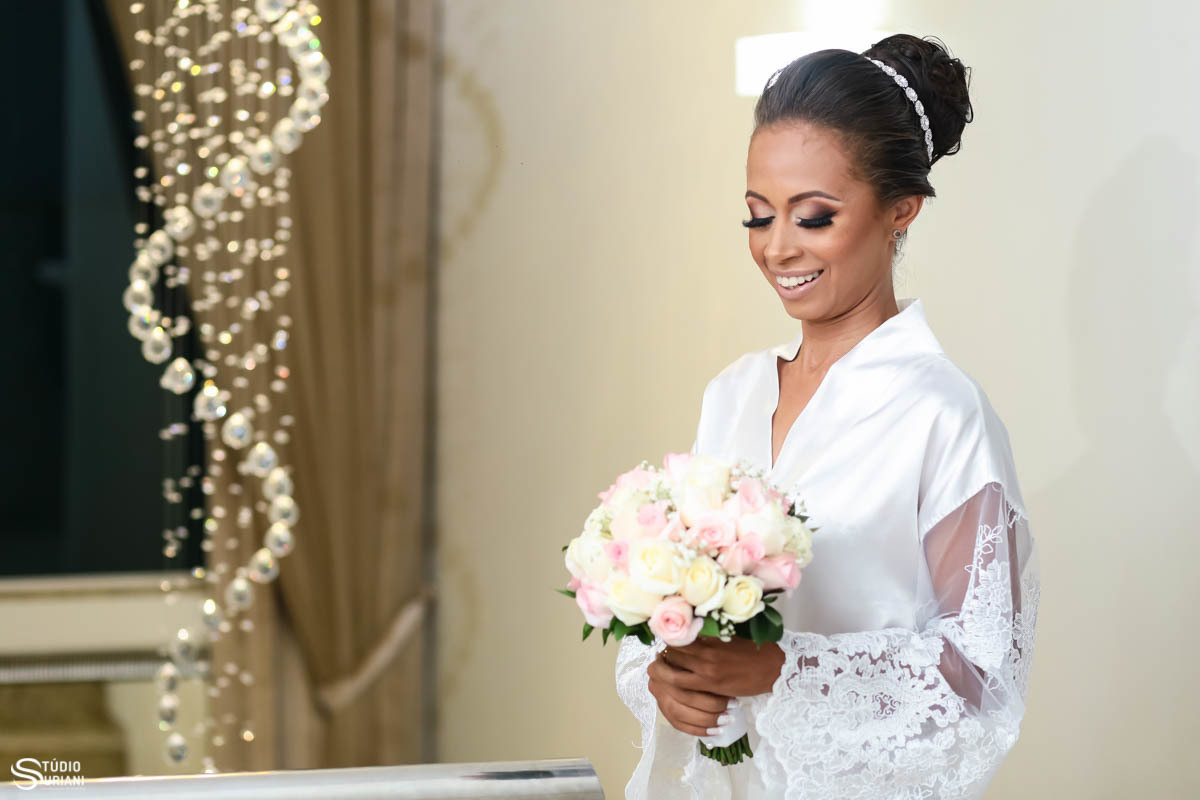 making of noiva com robe com mangas em renda e transparência com buque 