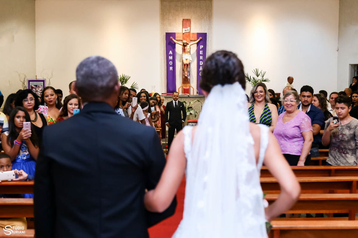 Entrada da noiva na igreja