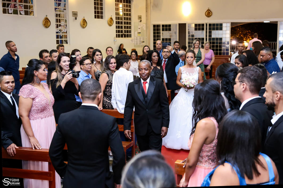 pai caminhando em direção ao altar na igreja