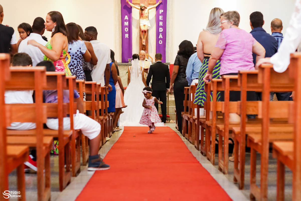 Amina correndo no corredor da igreja 