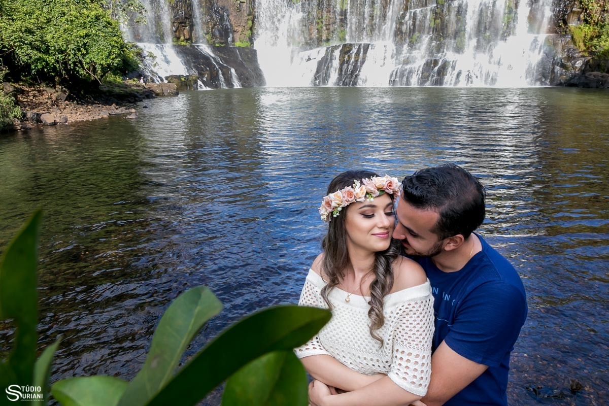 Lindo casal fazendo fotos 