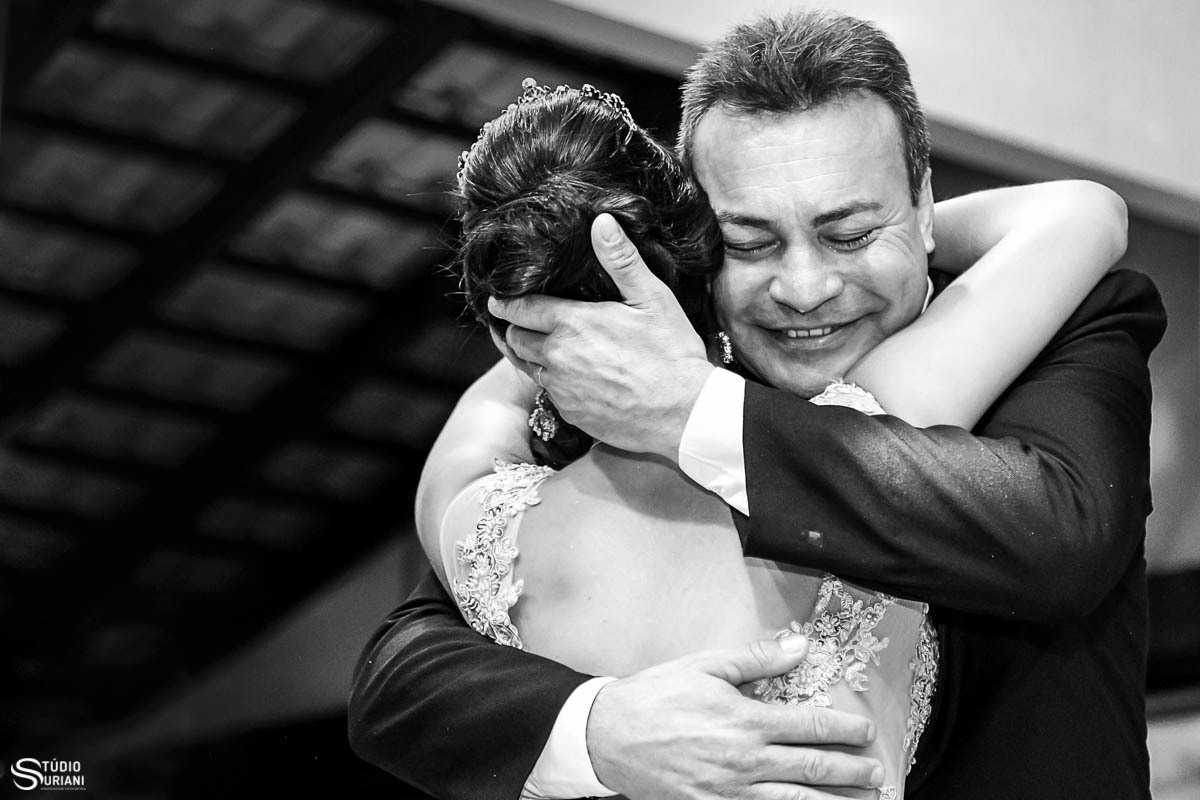 Pai emocionado abraçando a filha debutante em Uberlândia 