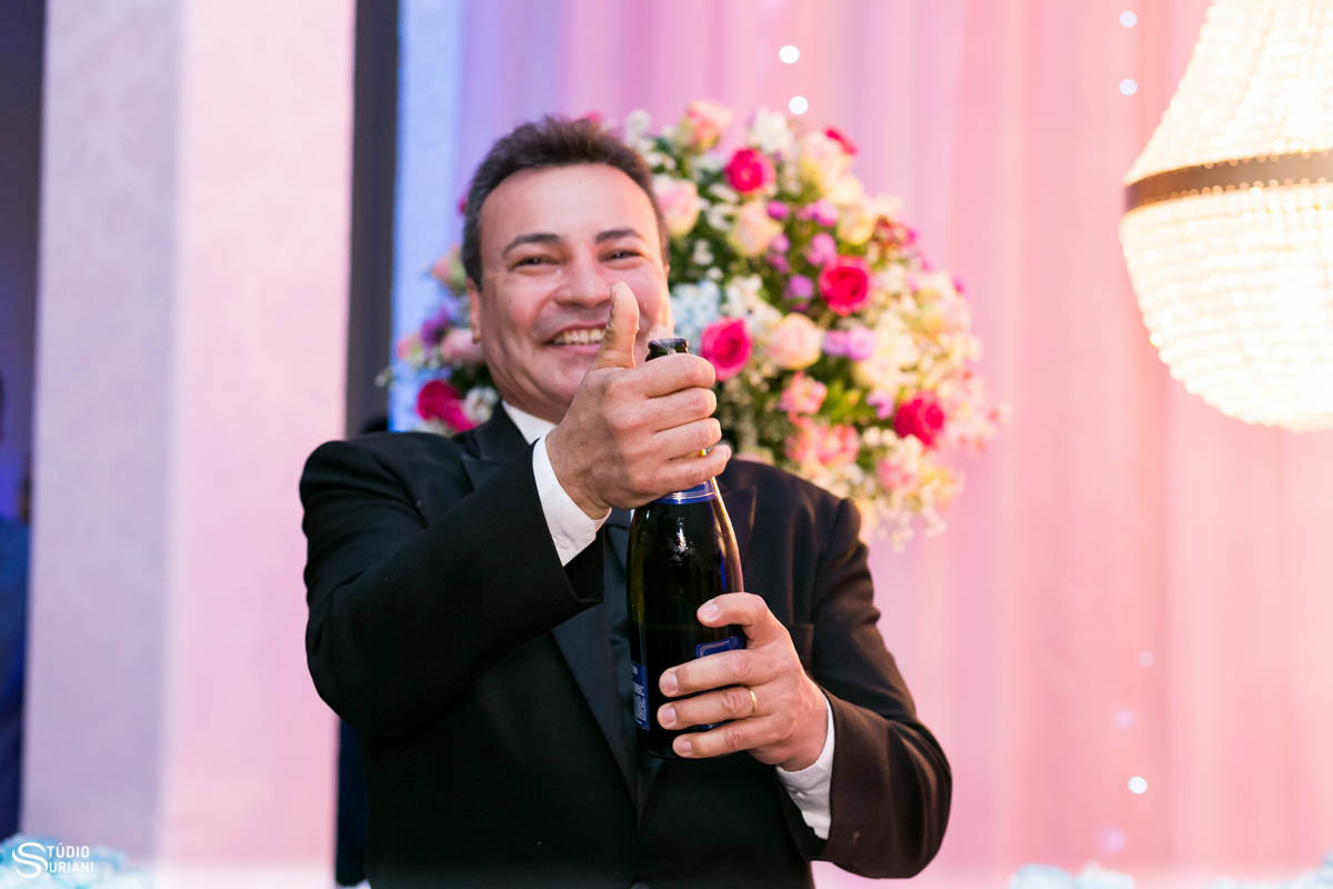 Pai estourando champanhe 