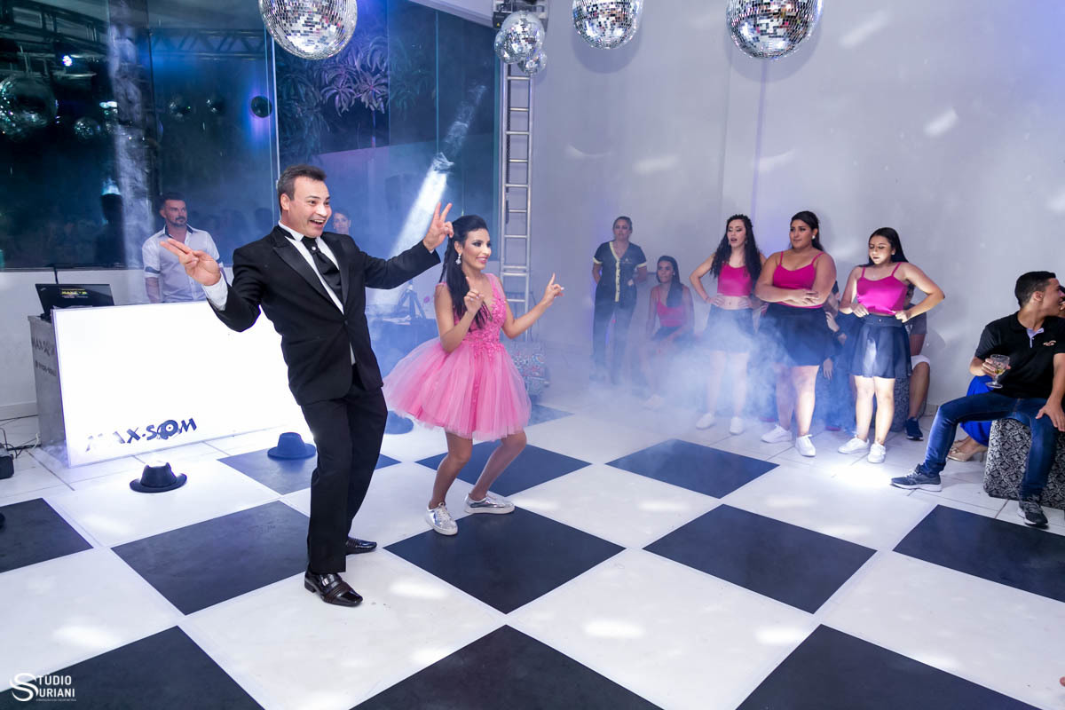 Pai dançando com filha 