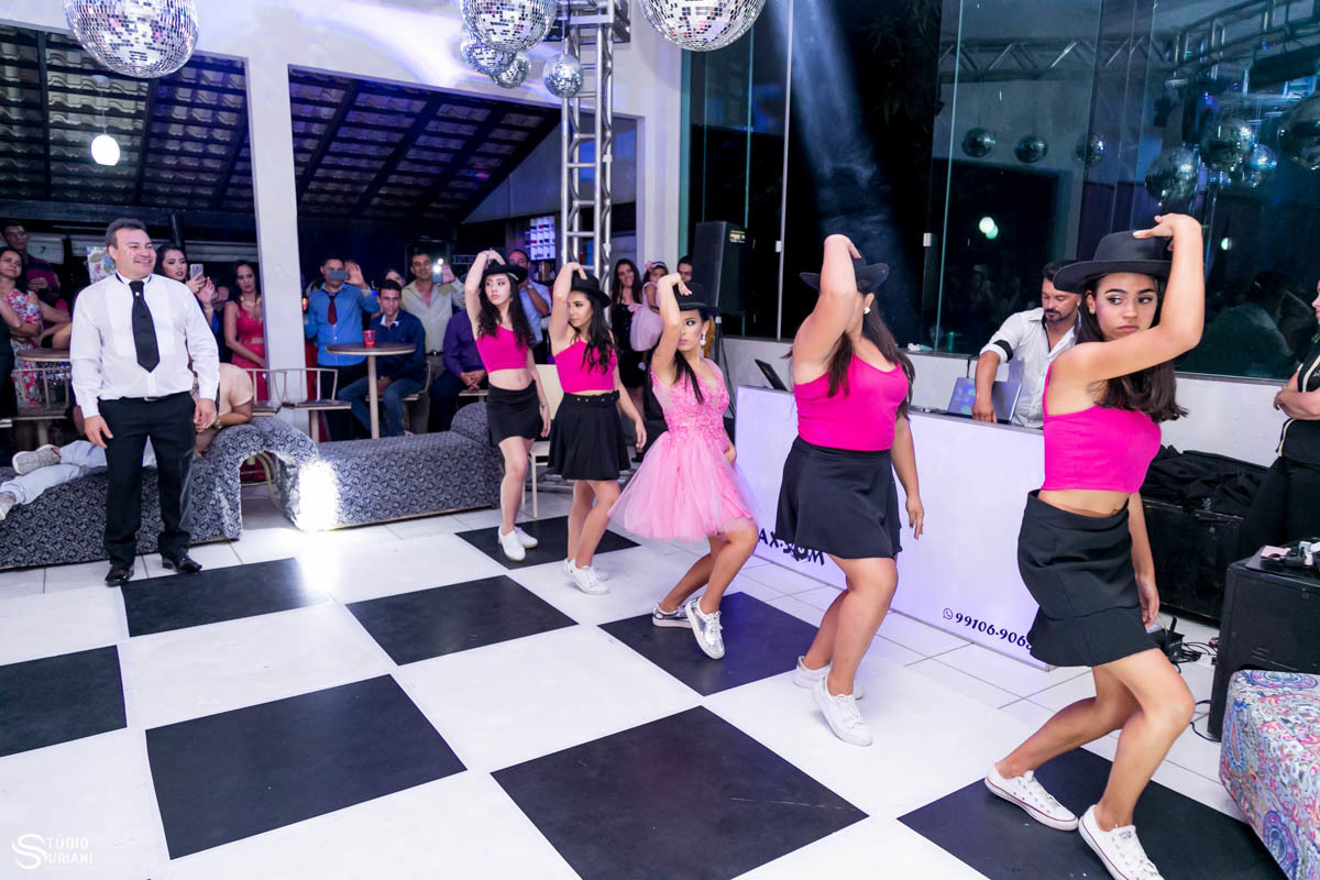 Dança em festa de 15 anos com amigas 
