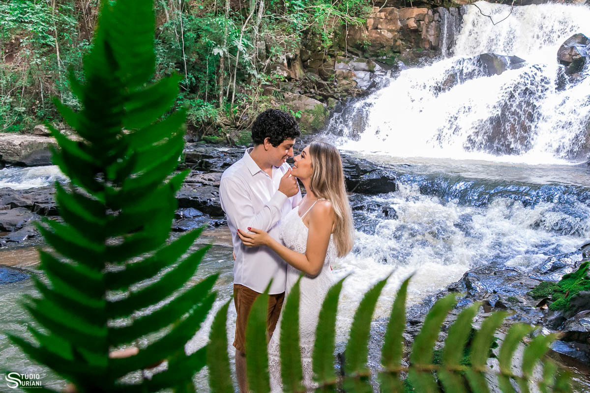 Lindo ensaio de casal em cortina branca com fotógrafo de Uberlândia 