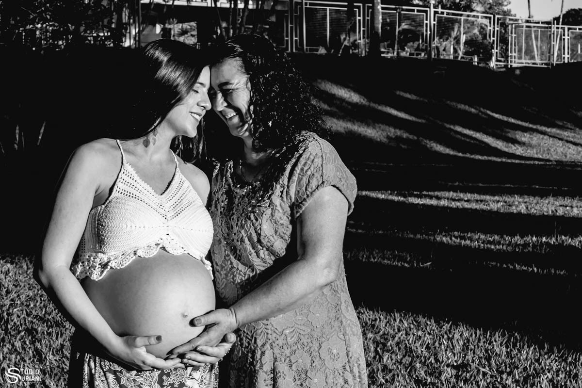 avó participando do ensaio fotográfico da filha gestante 