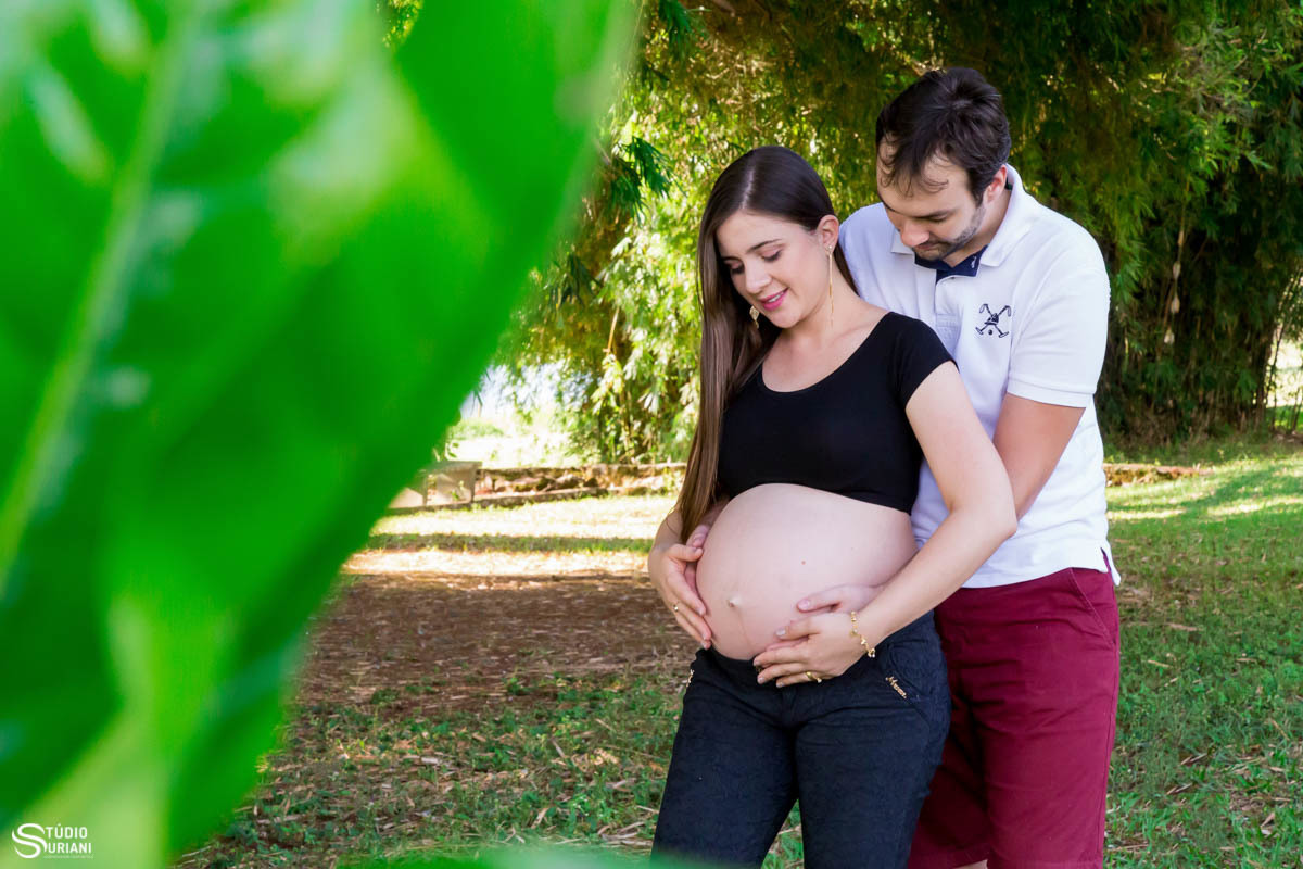 fotografia de gestante com seu esposo fazendo ensaio fotográfico em Uberlândia 