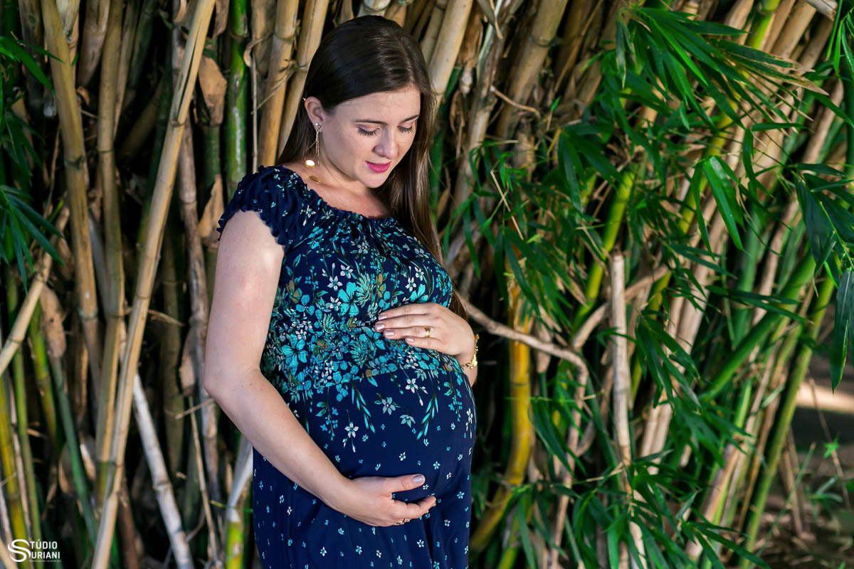 Carinho da mãe acariciando a barrida em ensaio fotográfico 