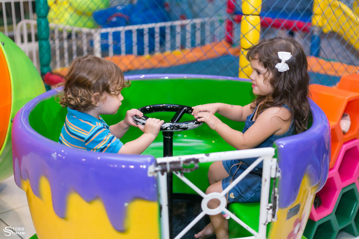 Salão de festas com brinquedos infantis 