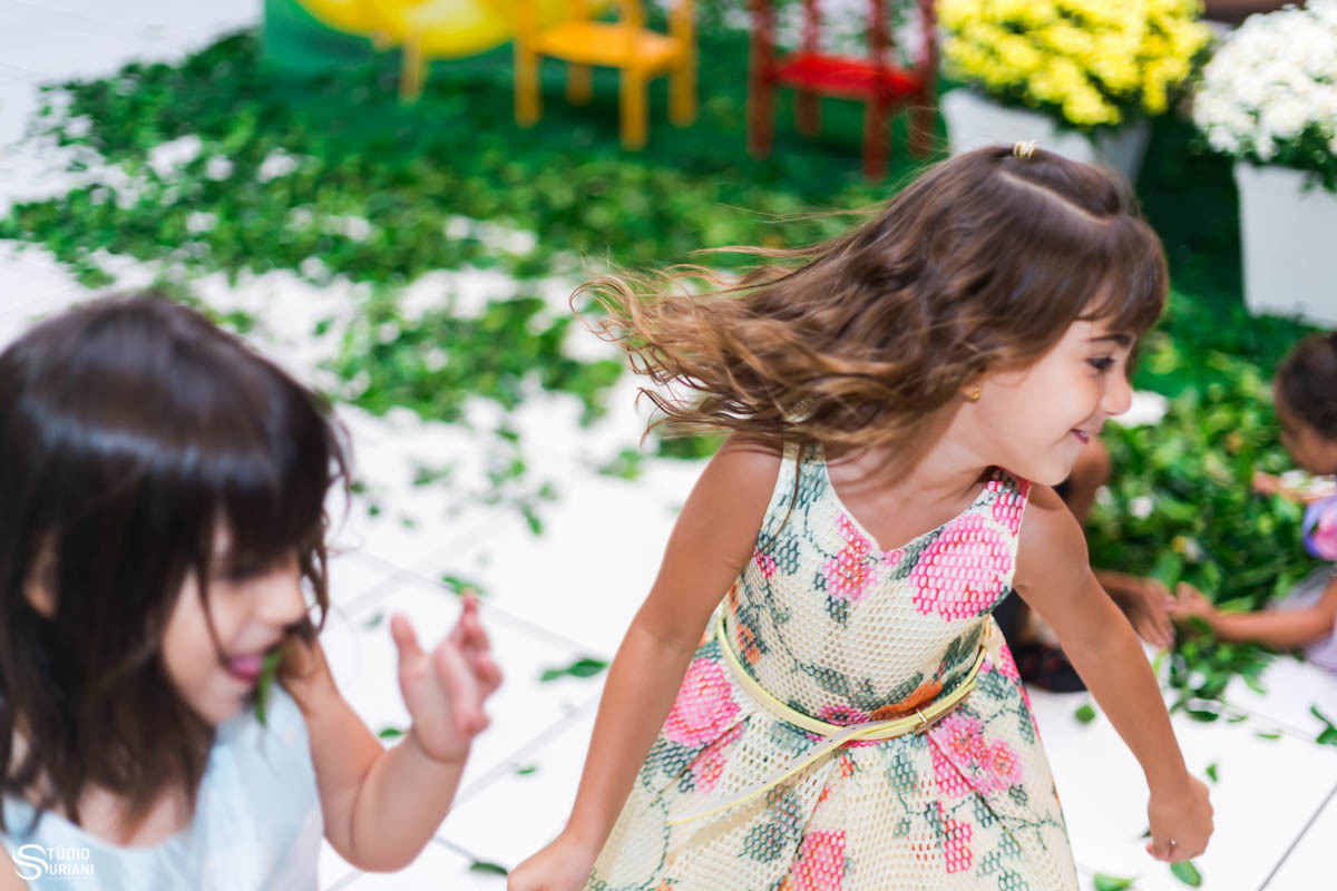Aniversariante se divertindo em aniversário 
