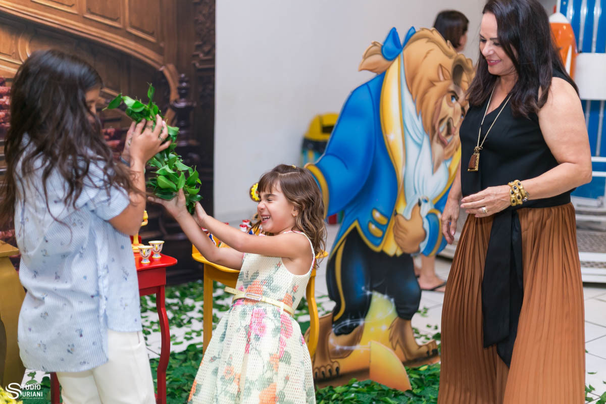 Brincando de jogar folha 