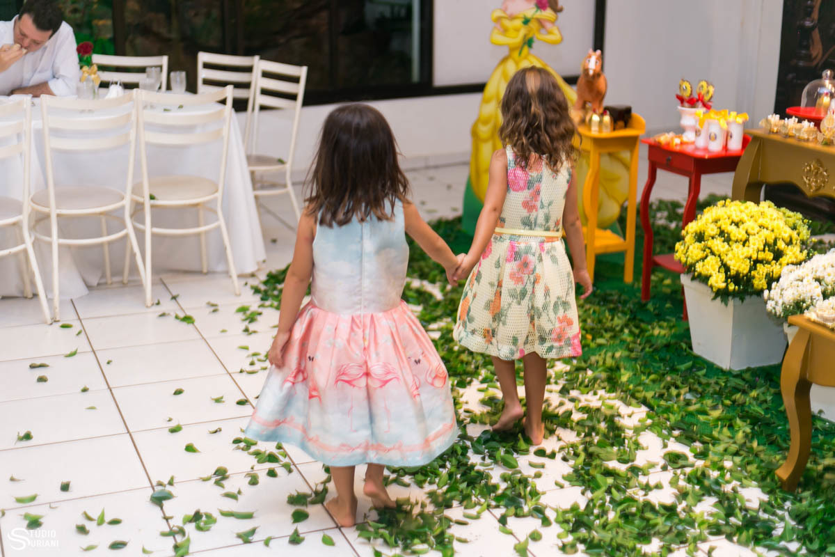 amigas brincando no aniversário 