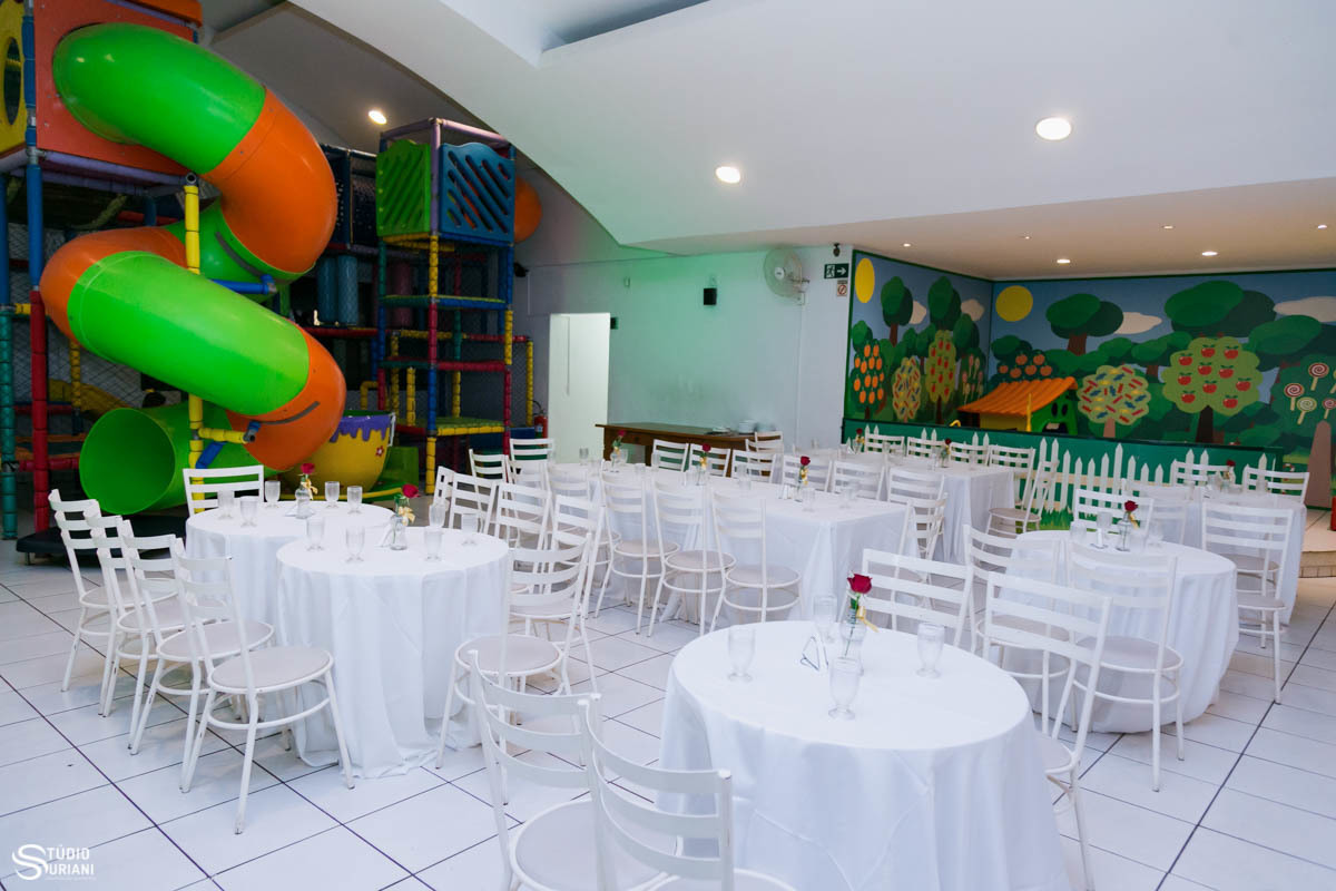 Salão de festa com brinquedos para festa infantil 
