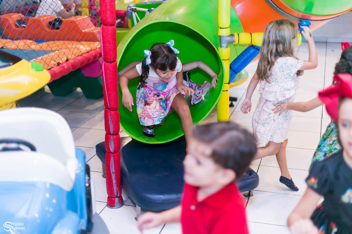 Crianças brincando com monitoras 