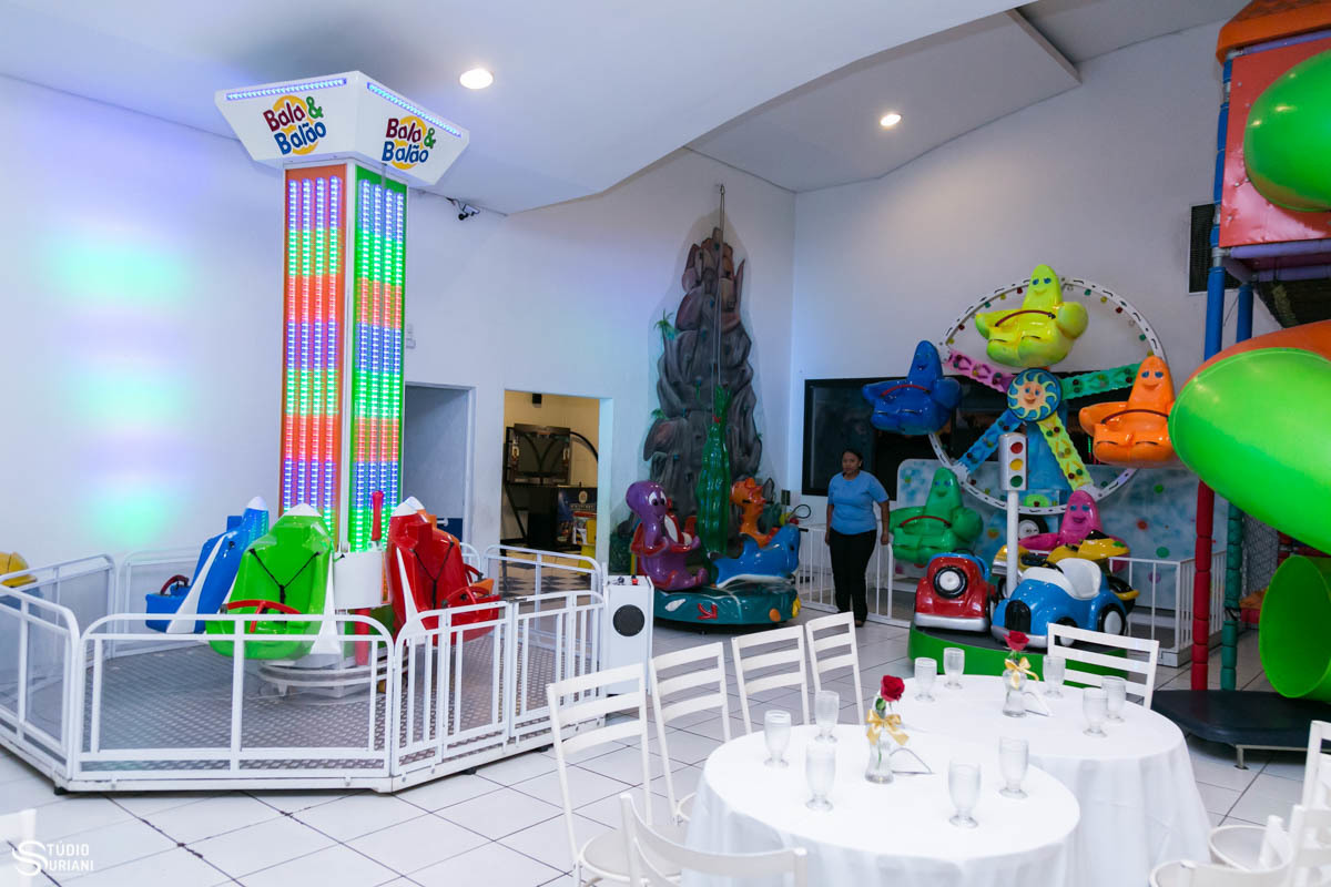 Salão de festas com brinquedos 