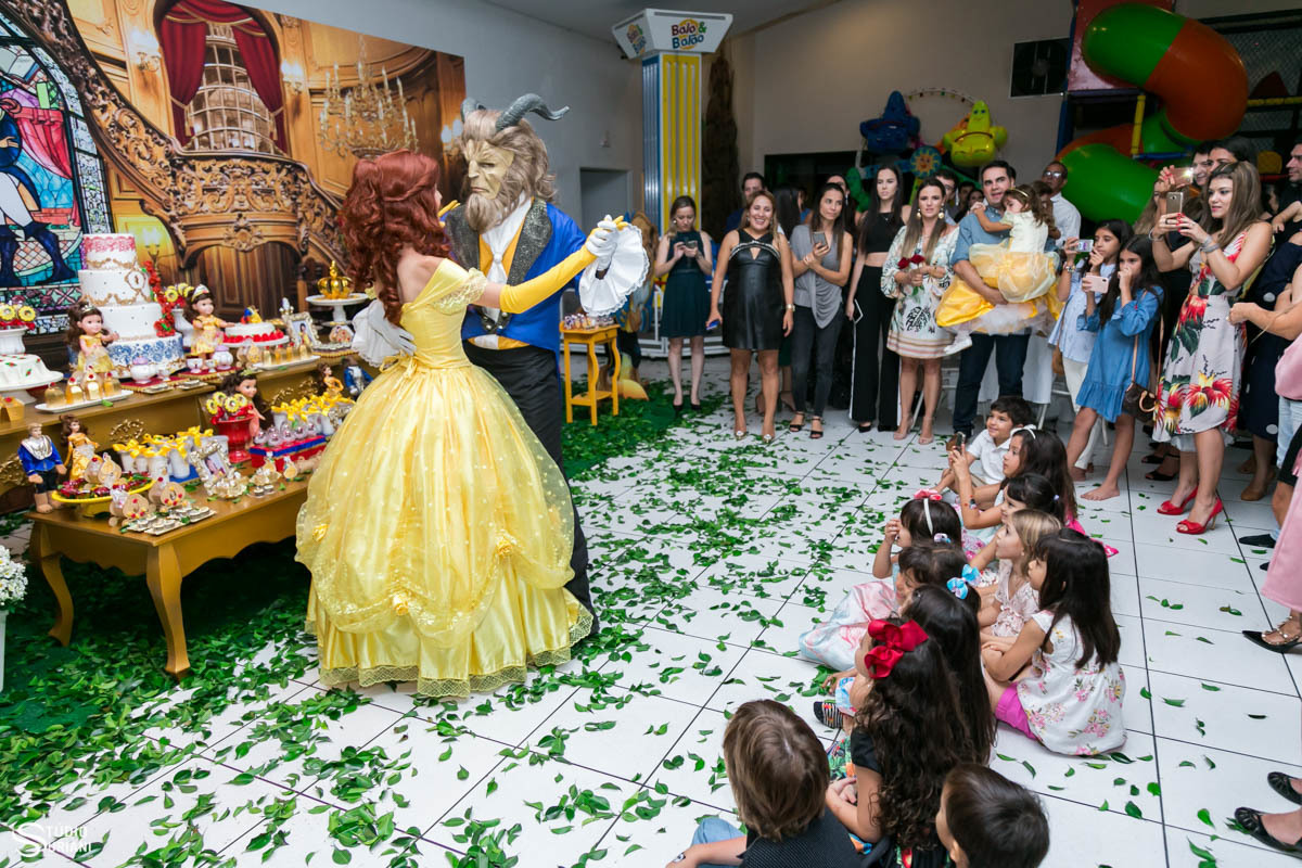 Personagens Bela e a Fera dançando 