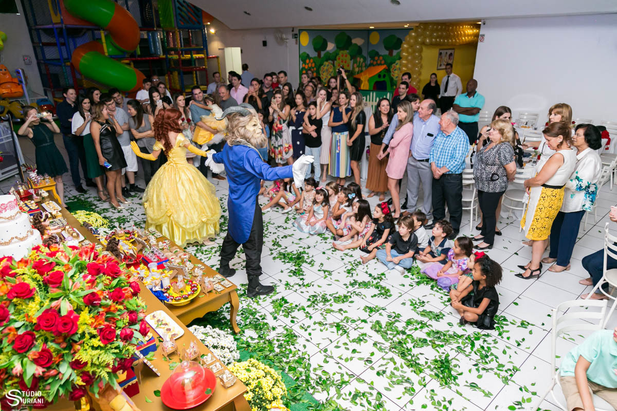 Bela e a Fera dançando 