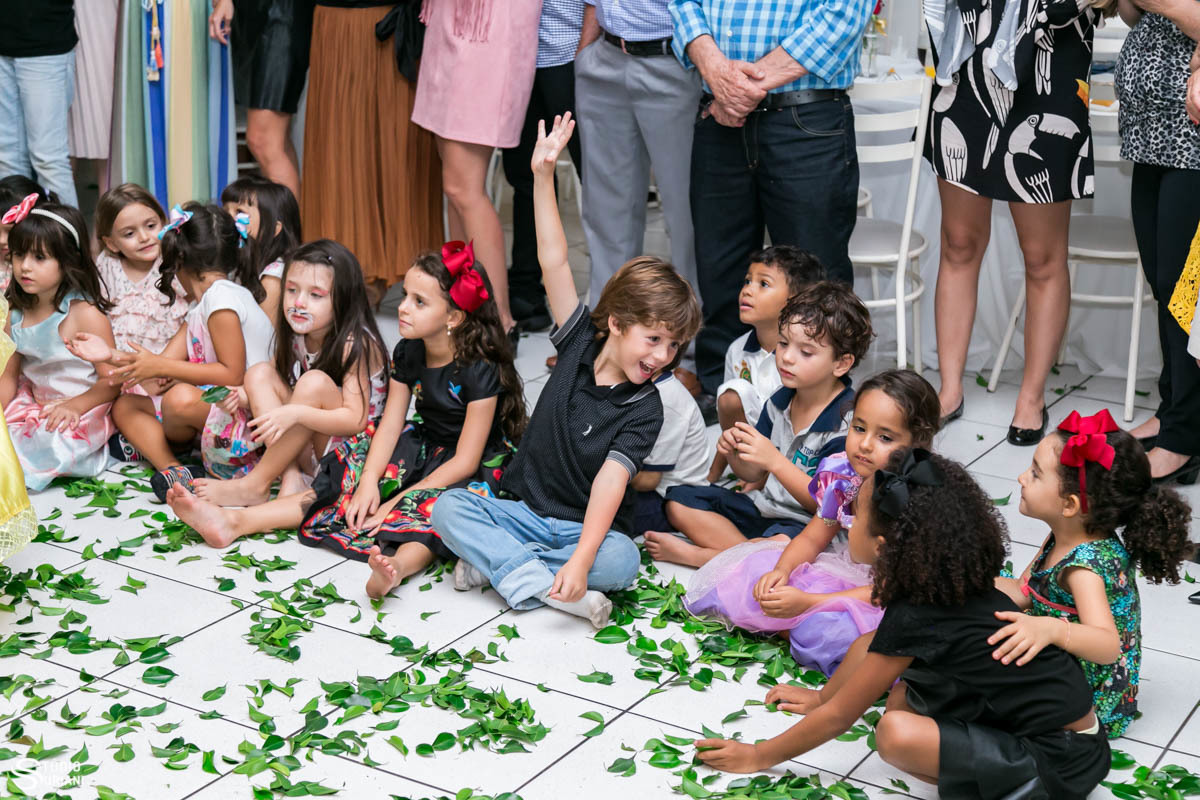 Bela e a Fera divertindo as crianças 