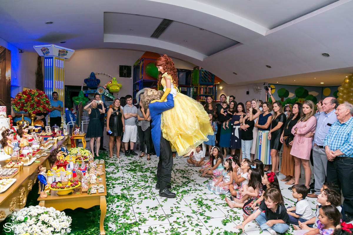 Bela e a Fera dançando 