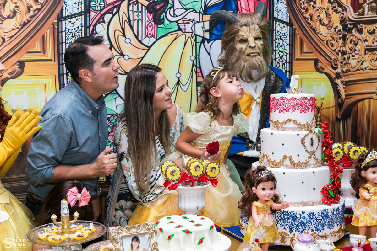 Soprando as velas com Bela e a Fera