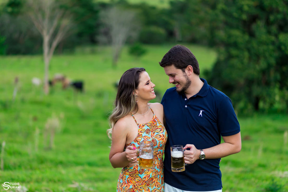 Ensaio pré- casamento com copo de cerveja na fazenda do avô 