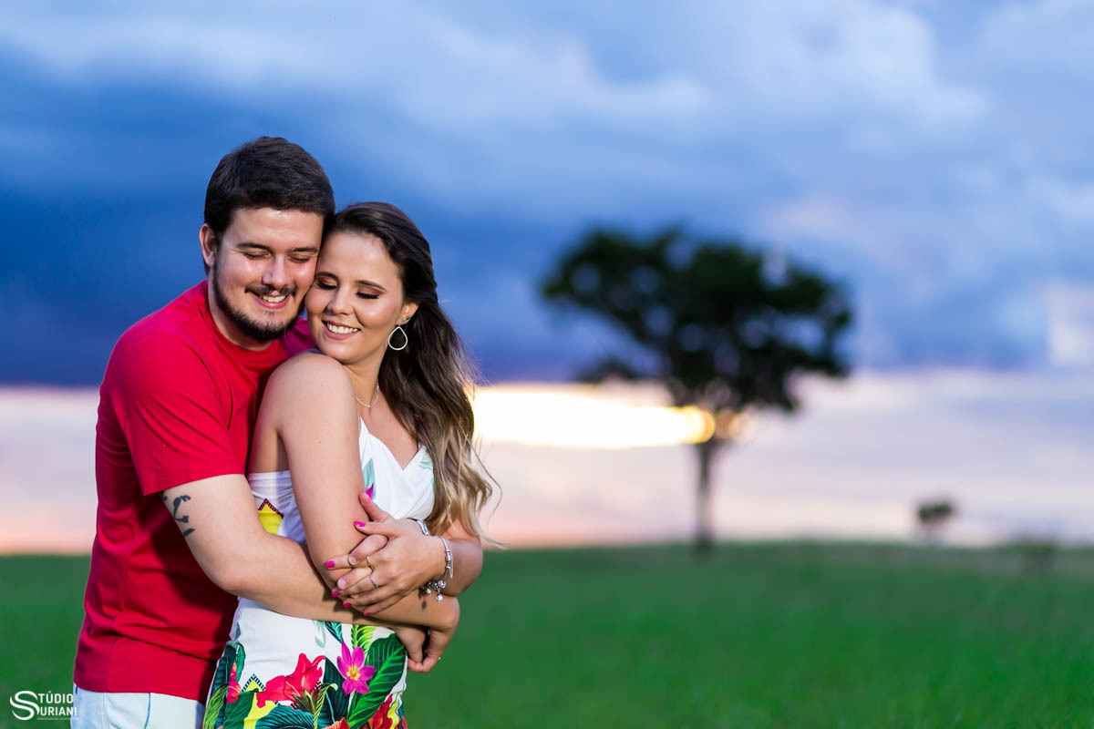 Abraço gostoso do noivo no ensaio pré casamento