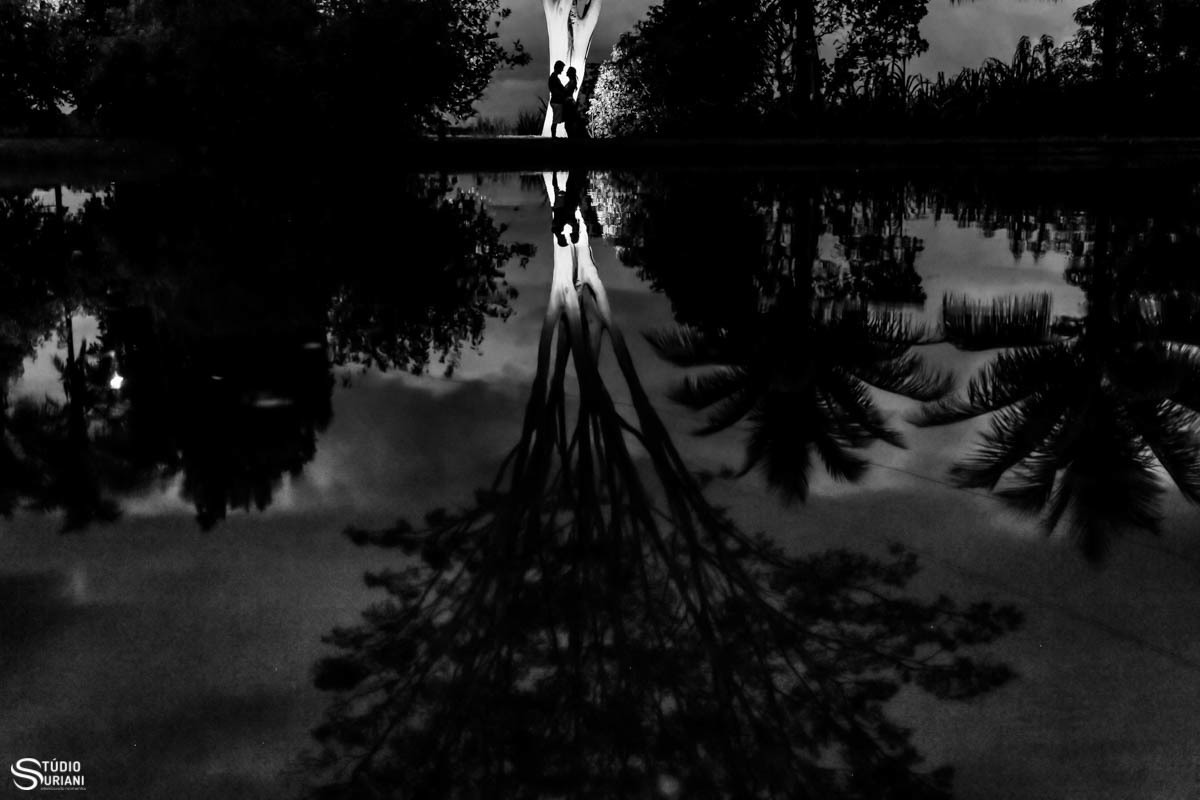 Silhueta dos noivos na arvora a qual os a mãe do noivo plantou e hoje o filho faz fotos pré- casamento nela. 