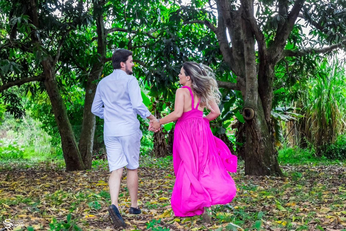 fotos em baixo dos pós de manga onde o noivo brincava quando criança 