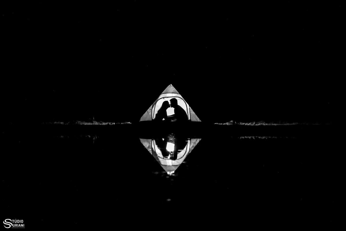 foto no local onde os noivos adoram estar sempre que podem, dentro da barraca de Camping em alguma viagem