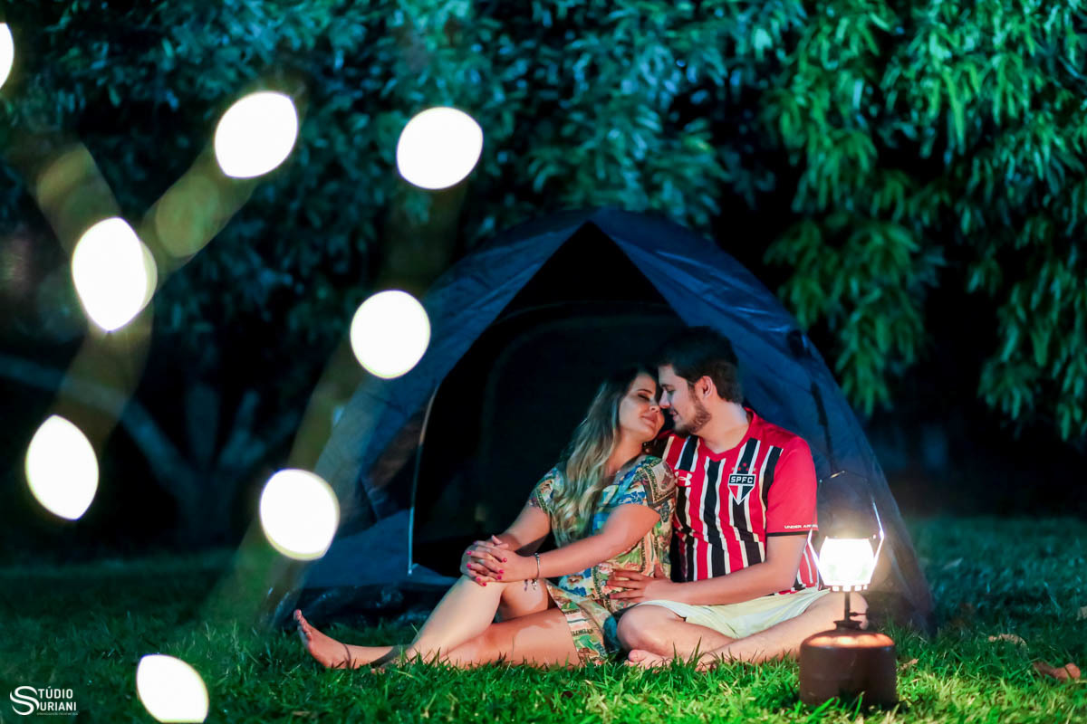 Ensaio pré- casamento usando o lampião que o pai da noiva usava para pescar com ela quando criança