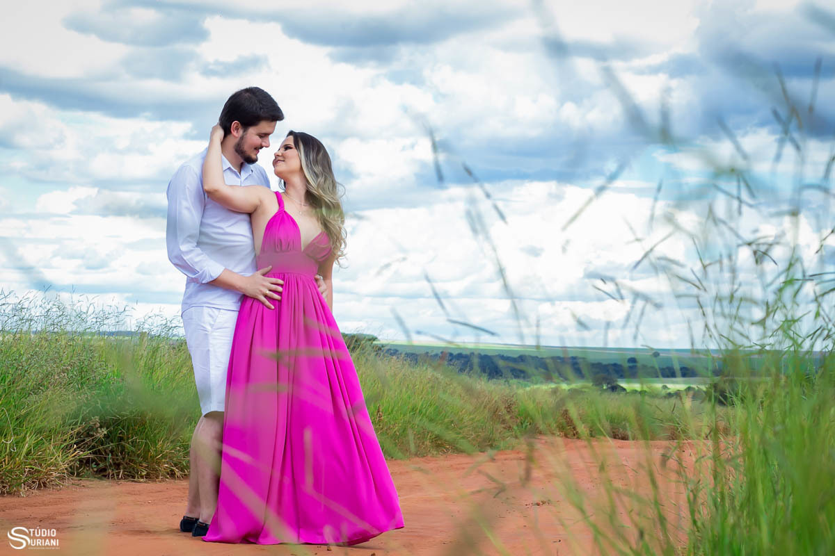 Fotografia pré - casamento na estrada indo para a casa dos avós