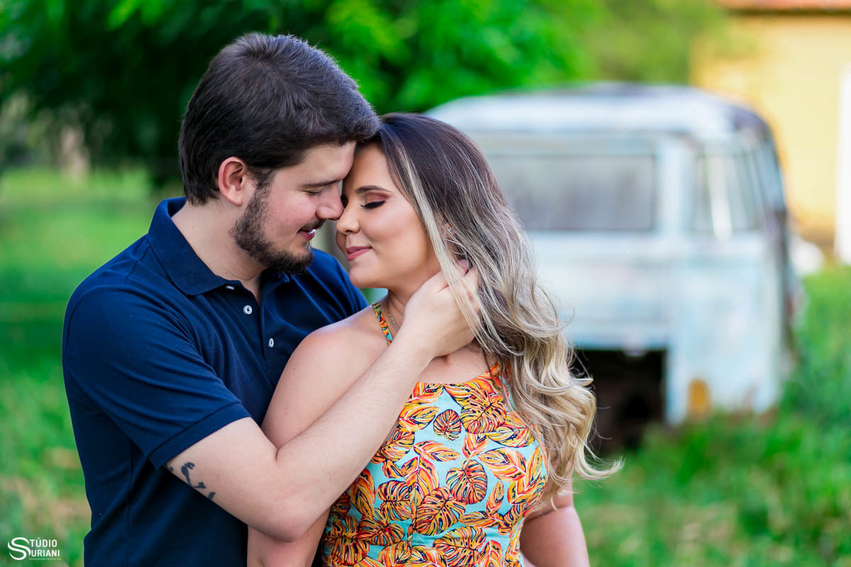 Ensaio fotográfico na fazendo dos avós do noivo com combi azul do Avô