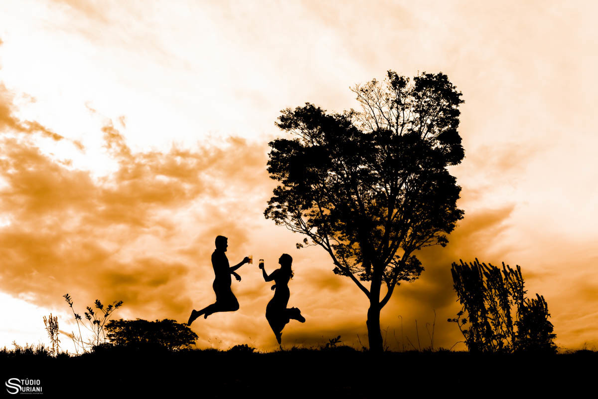 Noivos pulando com copo de chope