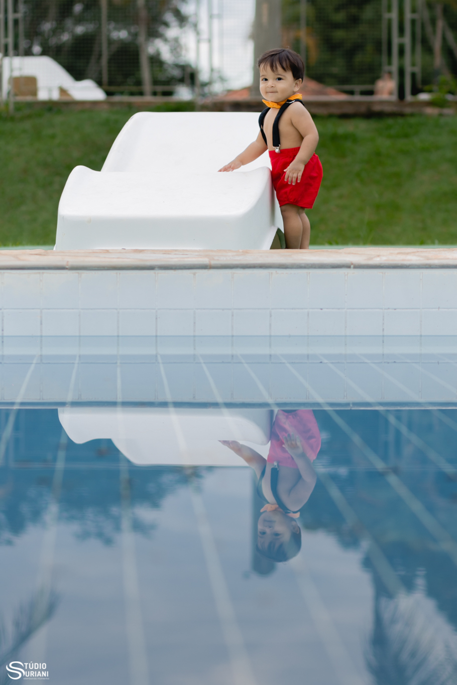 Fotógrafo infantil com roupa de Mikey Mouse 