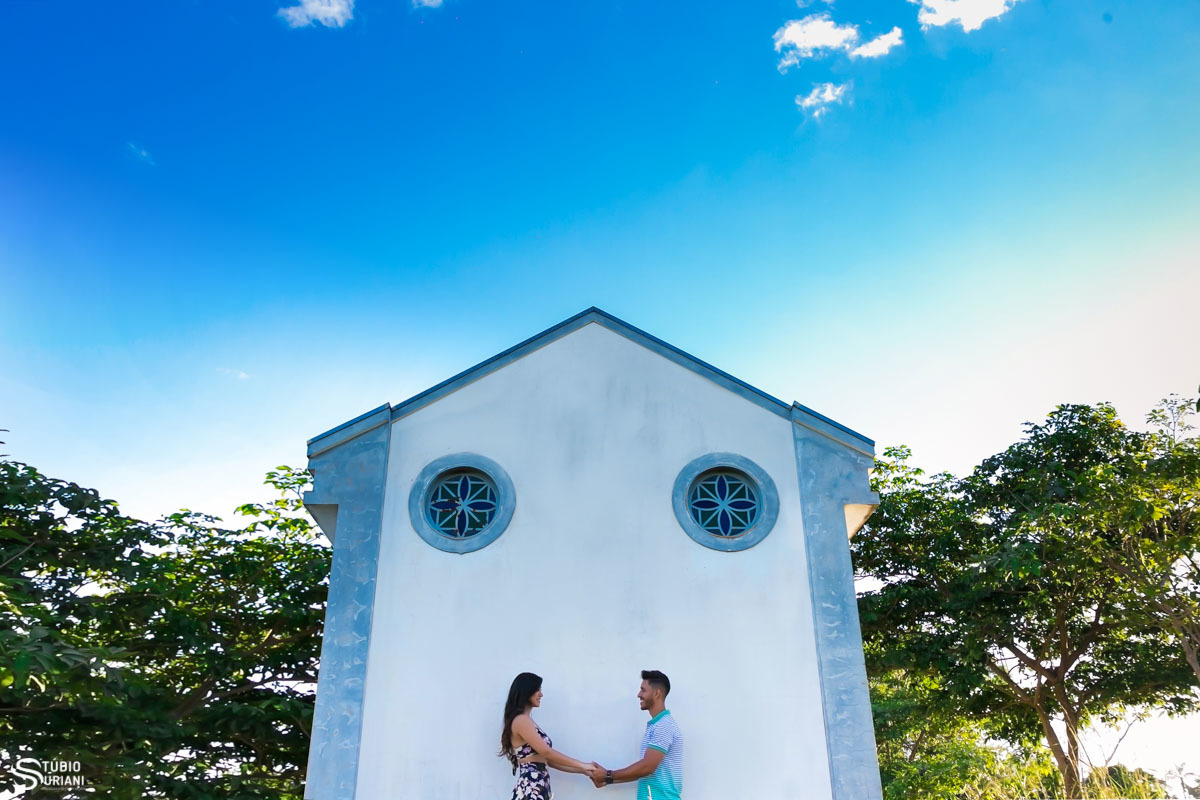 Fotógrafo criativo fotografa casal no fundo de igreja antiga, parece que o casal que a igreja esta feliz com o matrimônio do casal Thaís da rádio Paranaíba e Mario Henrique 