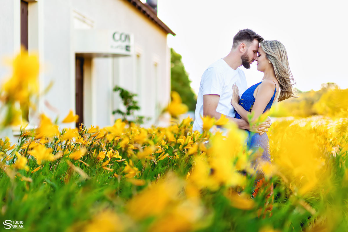 Ensaio fotográfico na antiga linha férrea de Garibaldi - RS com o casal Karol de Felipe com linda flores amarelas 