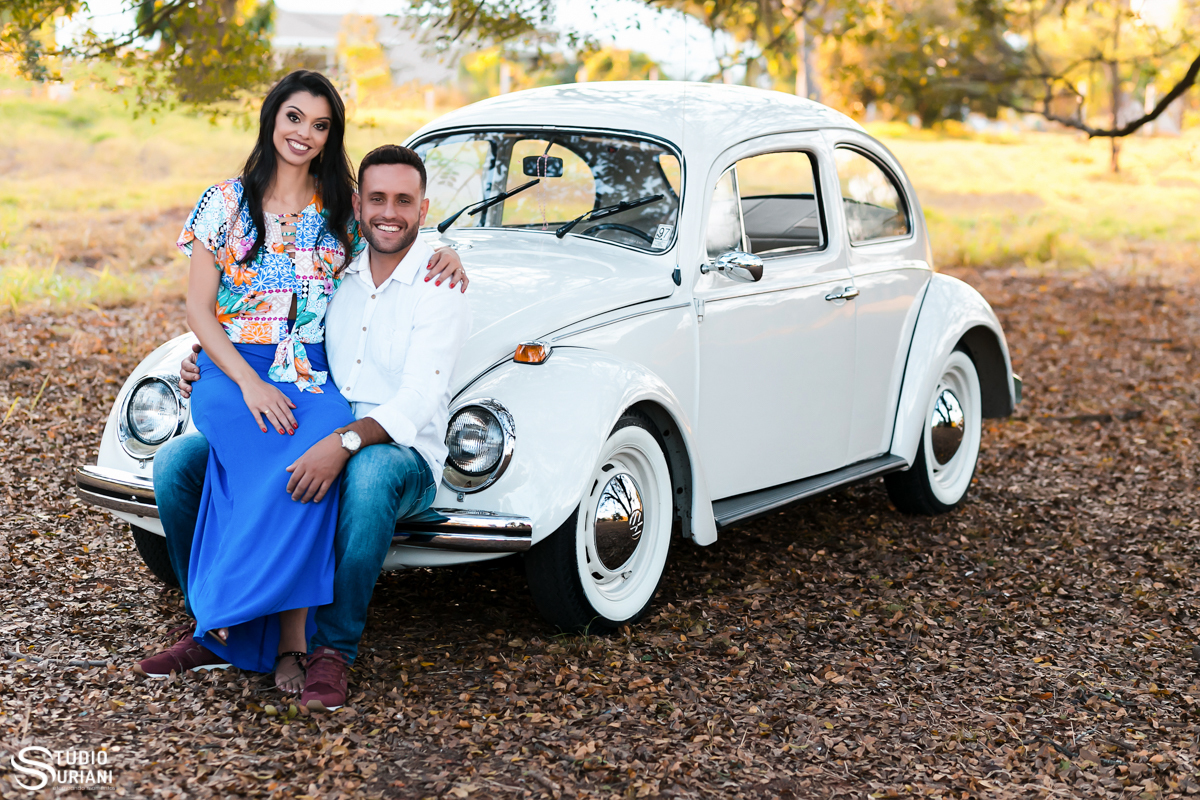 fusquinha branco dos noivos é utilizado no ensaio pré- casamento em Uberlândia 