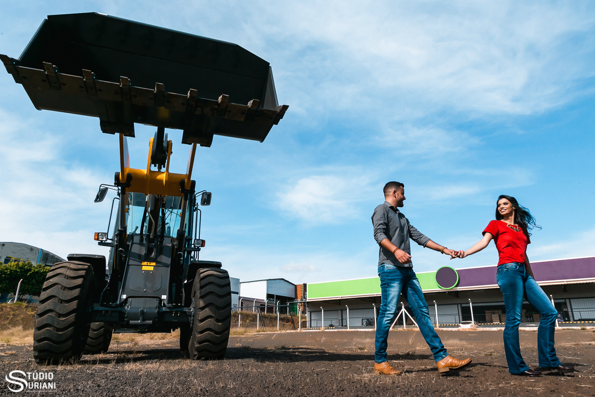 Ensaio pré - casamento com maquina agrícola 