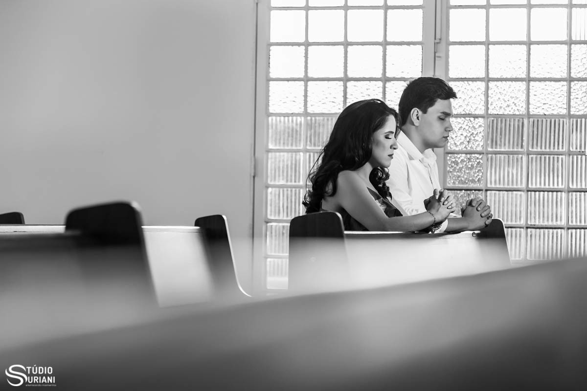 casal fazendo uma oração em seu ensaio pré casamento 