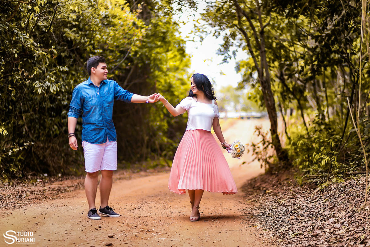 dança do casal em ensaio com buque feito pela não do noivo, saia roda e camiseta jeans. 